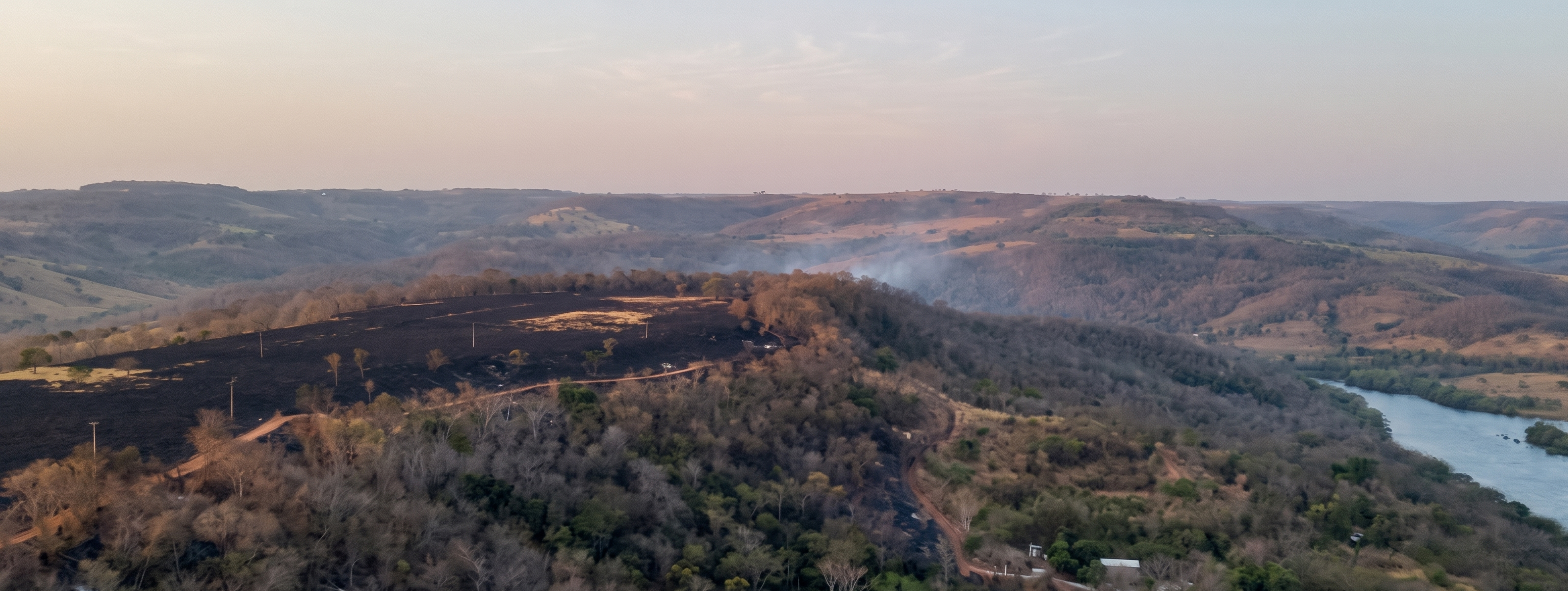 Paisagem atingida por incêndio no Cerrado Mineiro
